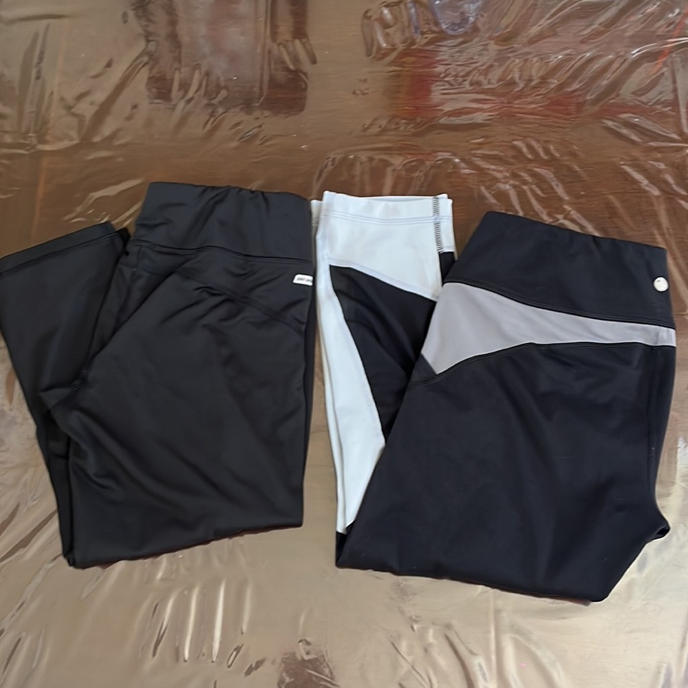 Dan skin& Yogalicious   2 set of Women Cropped Leggings, size S-M